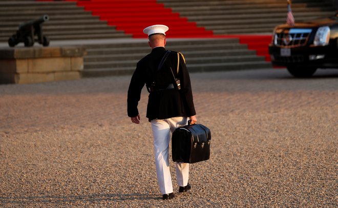 Vojak s kovčkom, ki vsebuje izstrelitvene kode za ameriško jedrsko orožje, je vedno blizu ameriškega predsednika. Foto Reuters