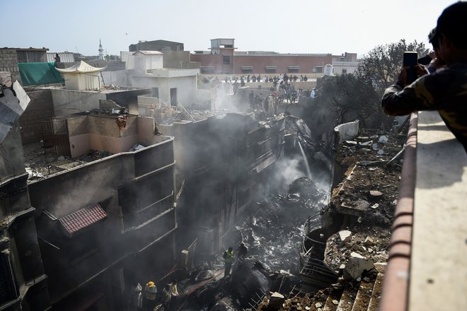 Letalo je strmoglavilo v stanovanjsko soseko v mestu Karači. FOTO: Rizwan Tabassum/AFP