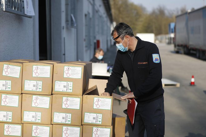 Prevzemanje zaščitne opremev državnem logističnem centru v Rojah. FOTO: Leon Vidic/Delo