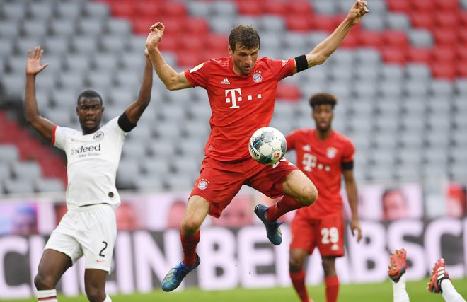 Bayern je v trening ritmu opravil z gosti iz Frankfurta: ko je bil za trenutek v težavah, je stisnil na plin, takoj zabil dva gola in znova ušel dortmundski Borussii na lestvici. Thomas Müller je dosegel drugi gol za Bavarce. FOTO: AFP