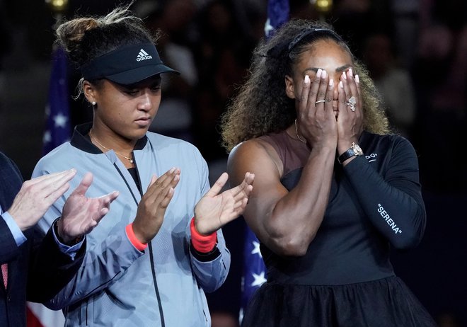 Tako kot med finalom so bili tudi prizori po njem nevsakdanji. Nekaj časa je točila solze Naomi Osaka, nekaj časa Serena Williams. FOTO: Robert Deutsch/Usa Today Sports