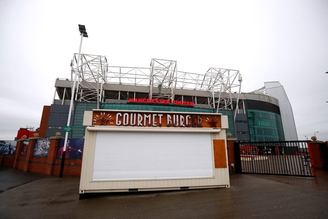 Obdobje brez tekem povzroča veliko denarno škodo klubom, med najbolj prizadetimi je moštvo z Old Trafforda Mancheter United. FOTO: Reuters