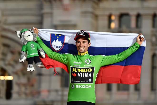 V Madridu je Primož Roglič dvignil slovensko trobojnico. FOTO: AFP