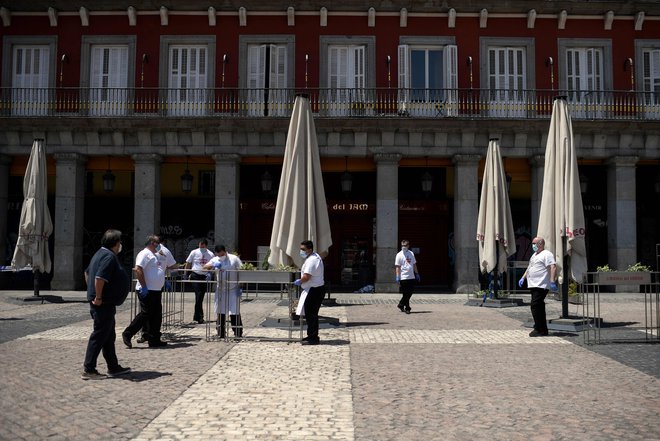 Bari na madridskem trgu Plaza Mayor bodo lahko jutri po več kot dveh mesecih spet sprejele prve goste. Foto: Afp