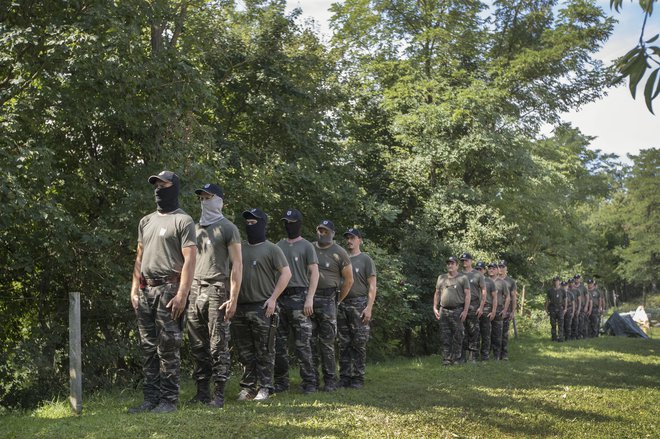 Pojav vard in njihova dejavnost preveč spominjata na strankarsko vojsko v nastajanju. Foto Leon Vidic