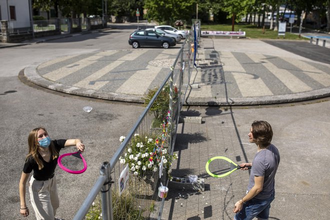 Meja kot prizorišče za igro z loparji. FOTO: Voranc Vogel/Delo