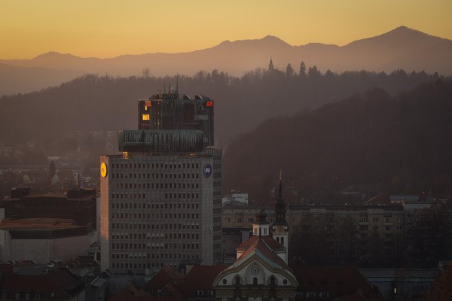 Pogled na NLB iz Ljubljanskega gradu, Ljubljana 23. december 2018

[NLB, Ljubljana, Motivi, stavbe]