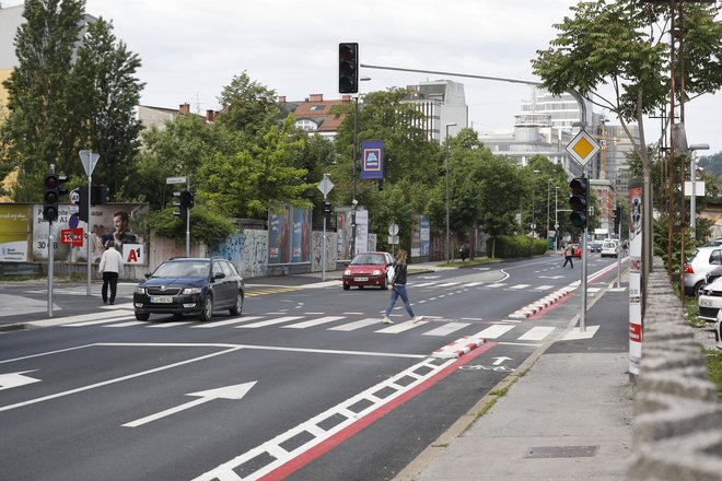 Na severni strani Masarykove, ki je že obnovljena med Trgom OF in Metelkovo, je kolesarska steza ob vozišču, na južni strani je še vedno na pločniku. FOTO: Leon Vidic/Delo