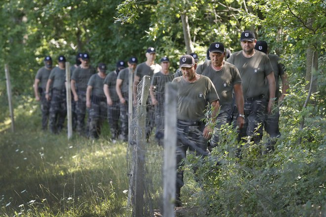 Za prekršek izvajanje nadzora državne meje ali oviranje nadzora policije predlog zakona predvideva globo 1000 evrov, če pa dejanje stori skupina več kot dveh oseb pa globa znaša 1500 evrov. FOTO: Leon Vidic/Delo