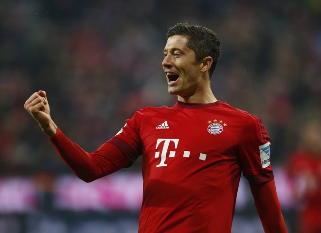 Robert Lewandowski je nekoč tresel mreže za Borussio Dortmund, zdaj je neusmiljen strelec v rdečem Bayernovem dresu. FOTO: Reuters