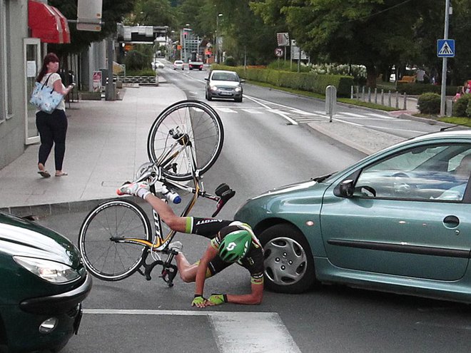 Neupoštevanje pravil o prednosti je med najpogostejšimi vzroki nesreč z udeležbo kolesarjev. FOTO: Dejan Javornik
