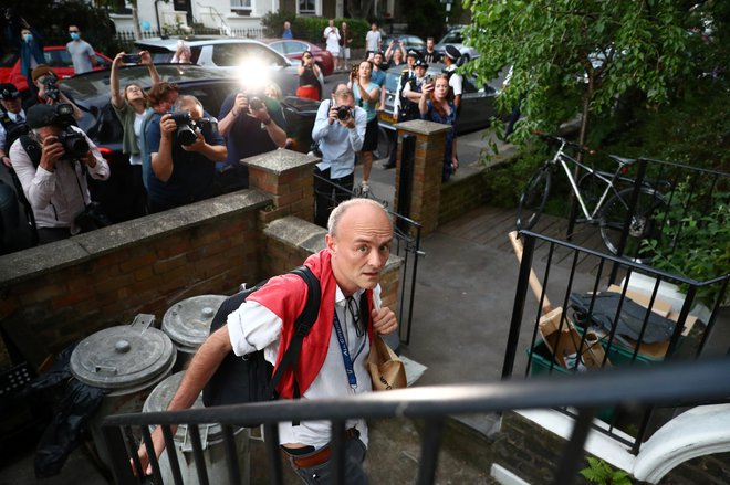 Mediji že nekaj dni oblegajo dom Dominica Cummingsa, premierovega svetovalca in enega najvplivnejših ljudi v britanski politiki. Foto Reuters