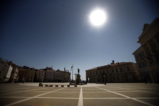 Kdaj bodo turisti spet preplavili Tartinijev trg, ki je v času epidemije sameval? Foto Jure Eržen