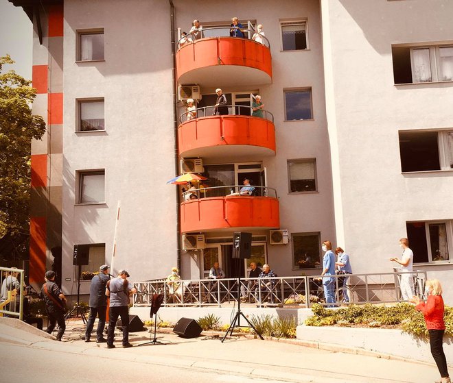 Skupina Orlek je nastopila pred Domom upokojencev Franc Salamon Trbovlje. FOTO: osebni arhiv