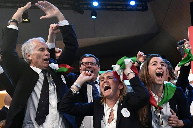 Predsednik italijanskega olimpijskega komiteja Giovanni Malago (na fotografiji levo) se je takole s predstavniki Cortine d&#39;Ampezzo in Milana veselil zmage v boju za OI 2026, svetovno prvenstvo v alpskem smučanju 2021 bi zdaj rad preložil za eno leto. FOTO: Reuters