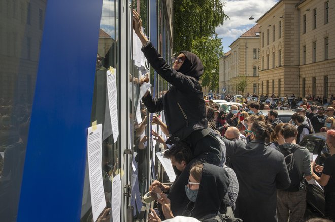 Akcija za kulturo pred ministrstvom za kulturo. Foto Voranc Vogel