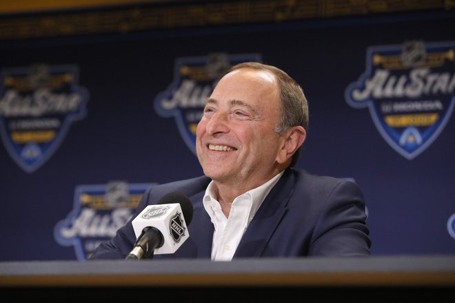 Gary Bettman se že veseli nadaljevanja sezone v NHL. FOTO: AFP