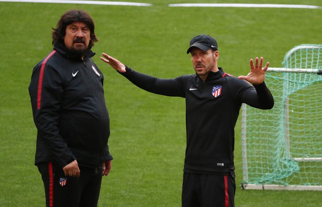 Po devetih letih se razhajata Diego Simeone in German Burgos (levo), ki je veljal za najbolje plačanega pomočnika na svetu. FOTO: Reuters