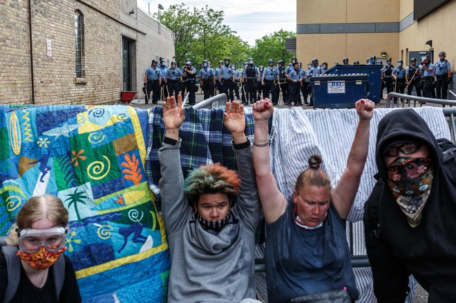 Protestniki so včeraj pred policijsko postajo, ki je okoli kilometer oddaljena od prizorišča aretacije, vzklikali gesla, kot so&nbsp;&raquo;Ne&nbsp;morem dihati&laquo; ali &raquo;Brez pravice ni miru&laquo;. FOTO: Kerem Yucel/AFP