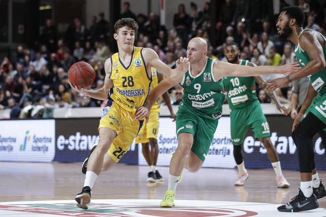 Mirko Mulalić (desno) je eden od trojice slovenskih igralcev, ki v naslednji sezoni ne bodo nosili dresa Cedevite Olimpije. FOTO: Uroš Hočevar/Delo