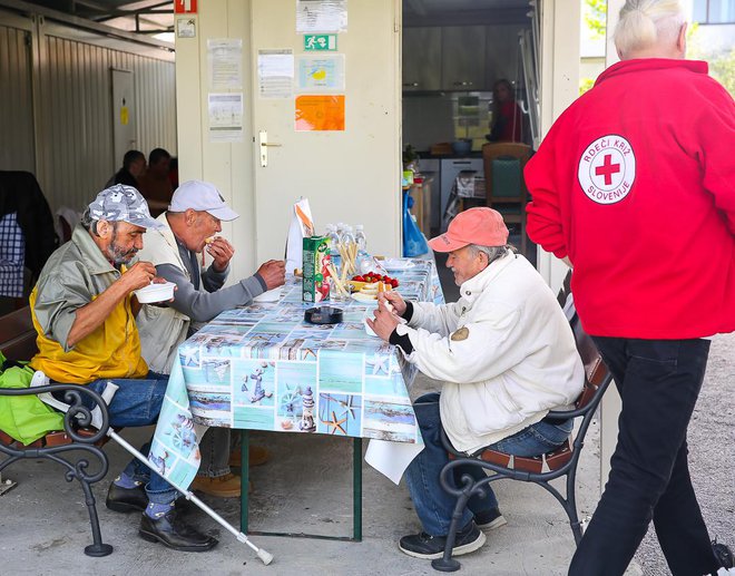 Marginalizirane in ranljive skupine so se v času epidemije znašle v zahtevnem položaju, saj so številne podporne organizacije zaprle svoja vrata ali omejile delovanje, zato je bilo treba pomoč zanje organizirati na drugačen način. FOTO: Rdeči Križ Slovenije