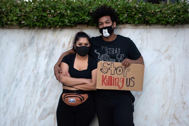 Protestnika proti uboju Georgea Floyda iz Los Angelesa&nbsp;Foto Agustin Paullier Afp