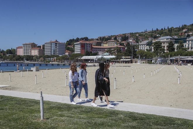 Država naj bi vsem Slovencem izdala bone, ki jih bo mogoče koristiti za plačilo nočitve ali nočitve z zajtrkom v nastanitvenih objektih v Sloveniji. FOTO: Leon Vidic/Delo