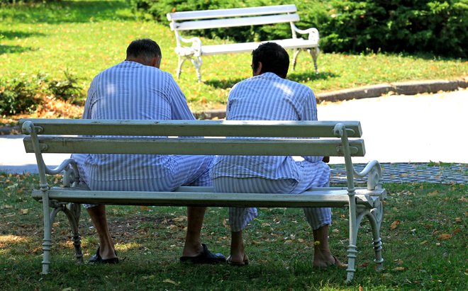 Bolnik je upravičen do povračila stroškov ne glede na to, kdo ga zdravi. FOTO: Blaž Samec/Delo