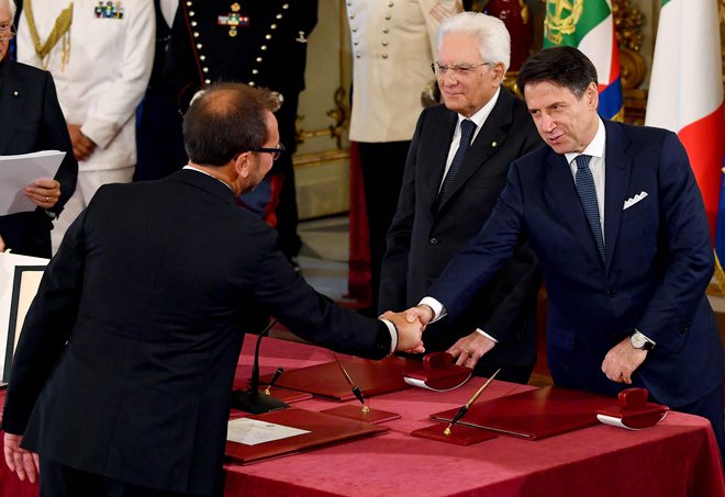 Novi italijanski minister za pravosodje Alfonso Bonafede, italijanski premier Giuseppe Conte in predsednik republike Sergio Mattarella med današnjo zaprisego na Kvirinalu. FOTO: AFP