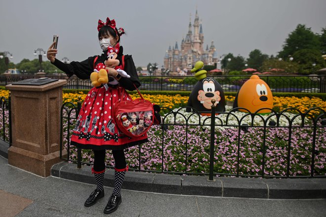 Disneyland v Šanghaju, ki so ga spet odprli 11. maja, je obiskalo na tisoče Kitajcev. FOTO: AFP