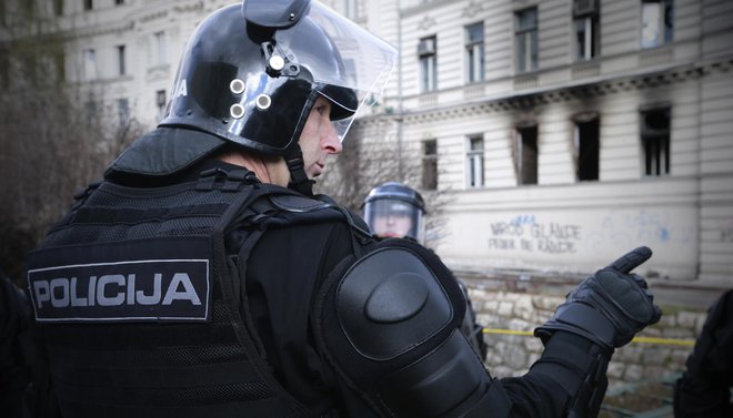 Tožilstvo BiH bi danes moralo izreči, kdo izmed pridržanih je osumljen česa v tem poslu, ki se ga je prijel vzdevek afera Respiratorji. Fotografija je simbolična. FOTO: Jože Suhadolnik/Delo