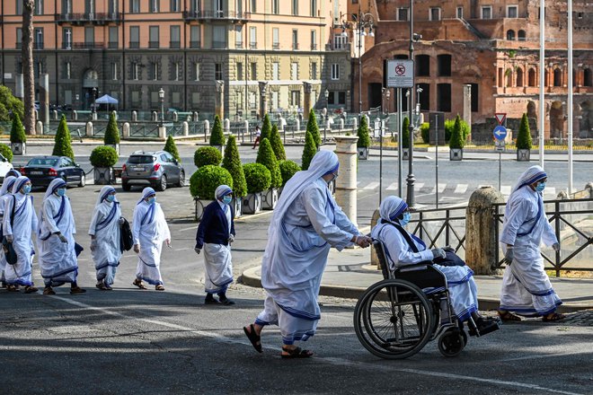 Zdi se, kot da obstaja nekakšna potreba, da bi število potrjenih okužb ohranjali pod določeno ravnijo. FOTO: Vincenzo Pinto/AFP