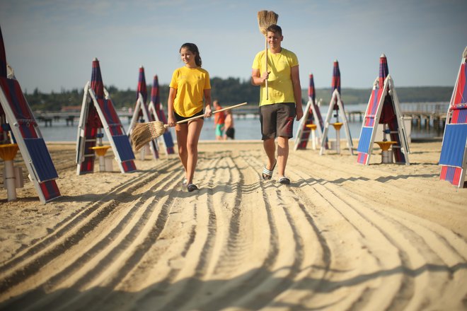 Pri razporejanju ležalnikov na plažah bodo letos upoštevali večje varnostne razdalje. FOTO: Jure Eržen