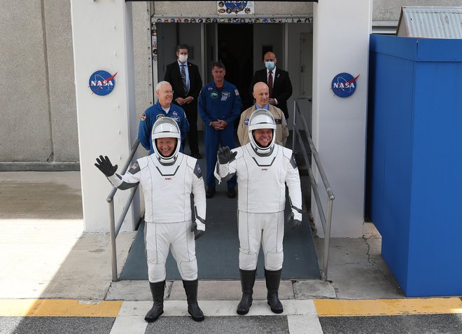 Bob Behnken in Doug Hurley bosta člana prve posadke v zgodovini, ki bo v vesolje poletela s komercialno raketo zasebne vesoljske družbe Elona Muska.&nbsp;Foto: Joe Raedle/Afp
