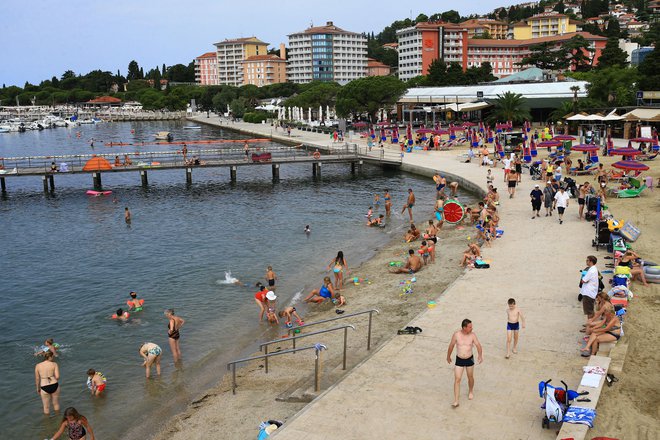 Letos je pričakovati manjši vrvež na plažah. FOTO: Tomi Lombar