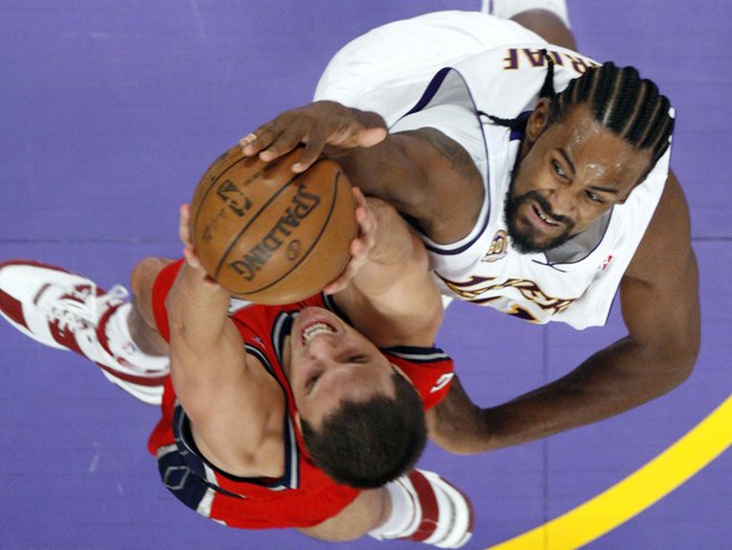 Tudi Boštjan Nachbar (levo), nekdanji slovenski reprezentant, ki je v NBA igral za New Jersey, Houston in New Orleans, je z užitkom spremljal Zadnji ples. FOTO: Reuters