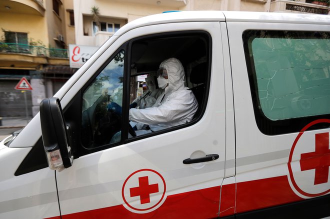 V večjem delu sveta so se reševalci odzivali na urgentne klice ljudi zaradi covida; upati je, da jih bo poslej vse manj. Foto Joseph Eid Afp