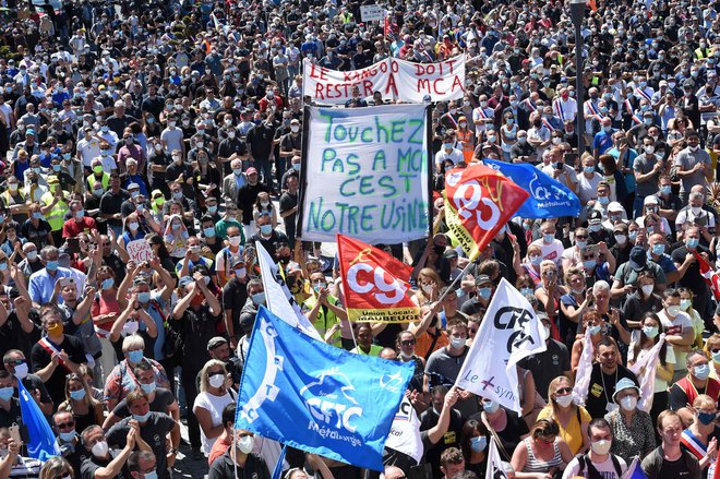 Sindikati protestirajo zaradi napovedanega odpuščanja 15.000 zaposlenih. FOTO: Francois Lo Presti/Afp