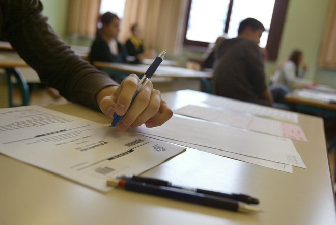 Dijaki so pogrešali malo ponavljanja snovi v razredih, a pri maturitetnih izpitih naj ne bi bili manj uspešni kot prejšnje generacije. FOTO: Jure Eržen/Delo