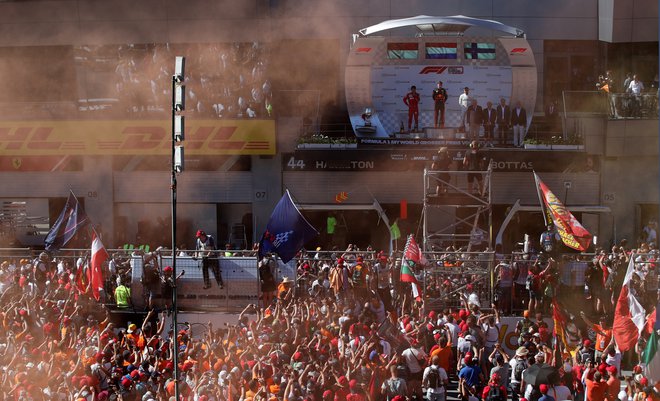 Spomini na nepregledno množico na lanski dirki Spielbergu, na kateri je zmagal Nizozemec Max Verstappen. FOTO: Reuters