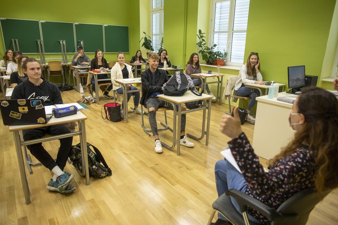 Dijaki so danes pisali prvi maturitetni izpit. Tudi brez ponavljanja snovi v razredih pred tem, naj bi bili rezultati podobni kot pretekla leta. FOTO: Voranc Vogel