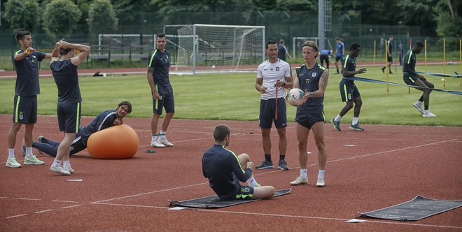 Ob prekinitvi sezone so bili na 1. mestu nogometaši Olimpije. FOTO: Foto Blaž Samec