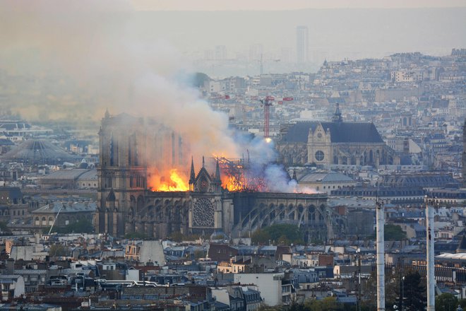 Zvonik na strehi, ki je sodeč po današnjih posnetkih izgubljen, je bil rekonstrukcija iz 19. stoletja. FOTO: Hubert Hitier/AFP