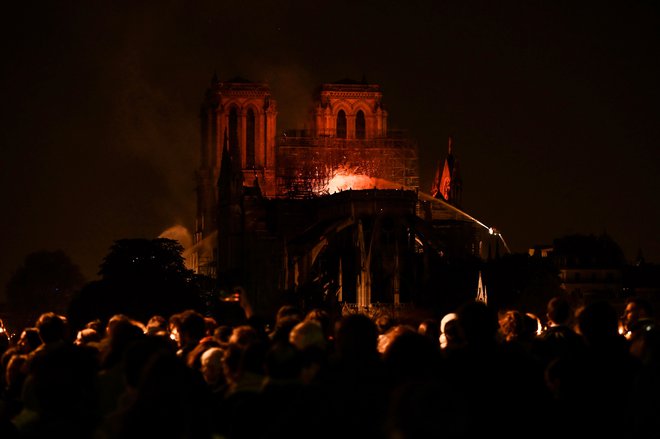 Gasilci se borijo z ognjenimi zublji. FOTO: Francois Guillot/Afp