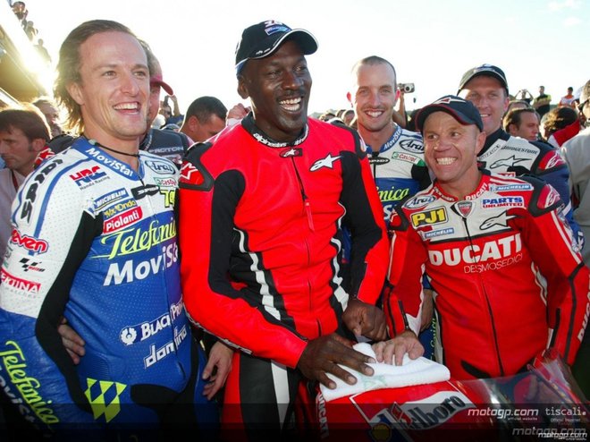 Michael Jordan po testu v Valencii, ob njem z leve Sete Gibernau, Colin Edwards, Kenny Roberts in Randy Mamola. FOTO: Motogp.com