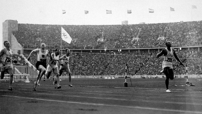 Jesse Owens (na fotografiji) je osvojil tako imenovani šprinterski trojček leta 1936 v Berlinu,&nbsp;Bobby Joe Morrow 20 let pozneje v Melbournu. Foto Arhiv Mok