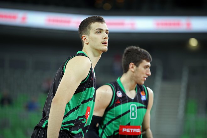 Marko Simonović (levo) je prišel v Stožice leta 2018, v prejšnji sezoni je kot posojen košarkar odlično branil barve Mege Bemaxa, letos pa se bo predstavil na naboru NBA. FOTO: ABA