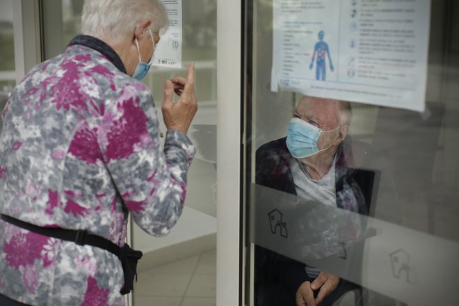 Izkušnje kažejo, da so bili pri omejevanju širjenja okužb uspešnejši v tistih zavodih, kjer so na covid-19 pozitivnega stanovalca lahko takoj umaknili v bolnišnico ali dislocirano enoto.<br />
Foto Jure Eržen