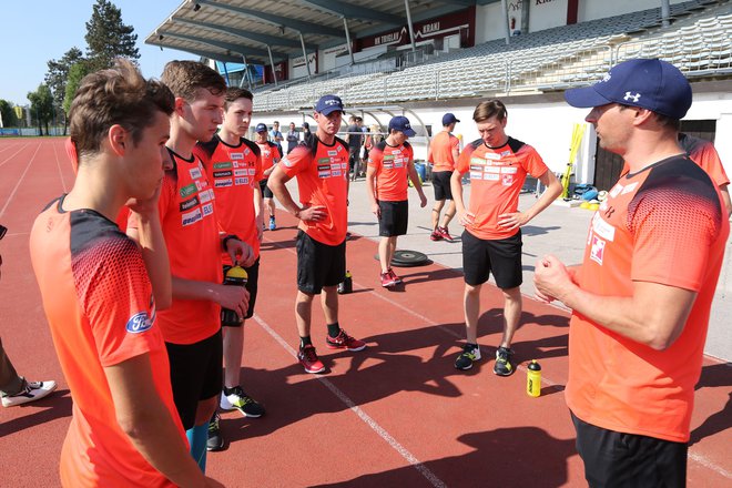 Gorazd Bertoncelj (desno) je trener z veliko znanja, v voditeljski vlogi pa se še ni znašel. FOTO: Tomi Lombar/Delo