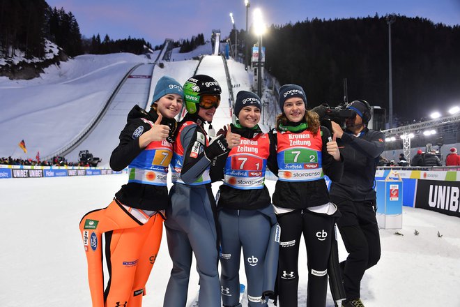 Slovenske skakalke (na fotografiji z leve Nika Križnar, Urša Bogataj, Špela Rogelj in Jerneja Brecl) so imele mešane občutke po četrtem mestu na zgodovinski prvi ekipni tekmi na nordijskih SP. FOTO: AFP